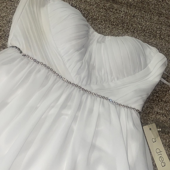 WHITE STRAPLESS DRESS NWT - Picture 2 of 3